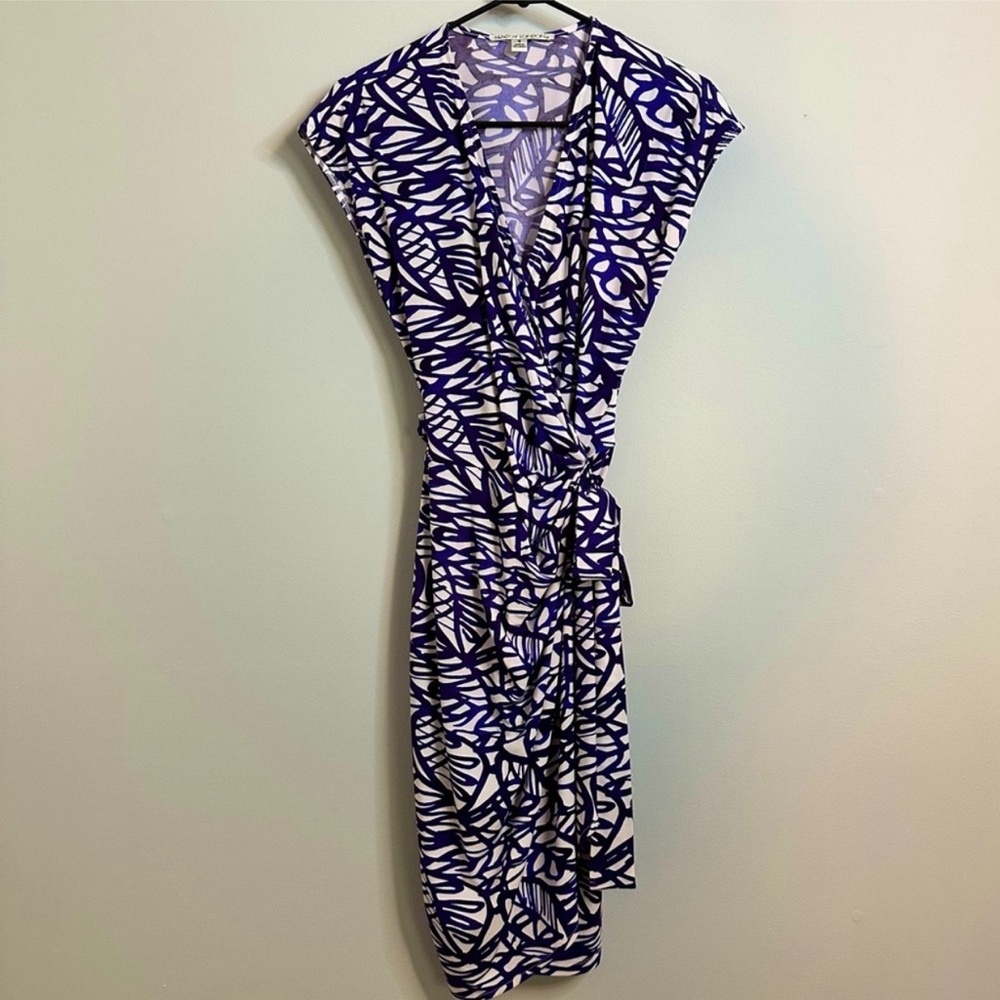 MAGGY LONDON PALM LEAF WRAP DRESS